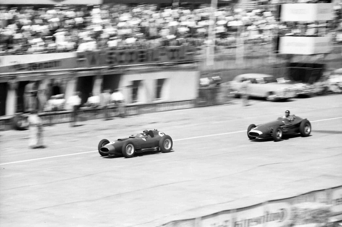 1957 年德国大奖赛中 Fangio 驾驶赛车追赶 Collins