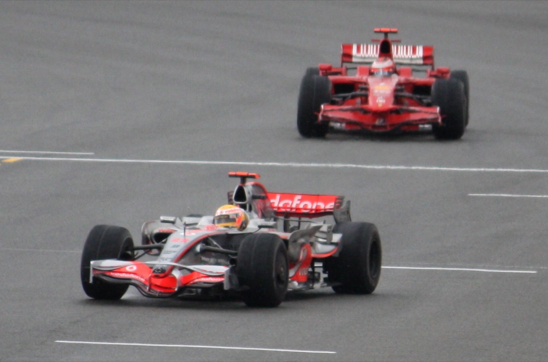 2008 年英国大奖赛中 Hamilton 与 Räikkönen 的赛车