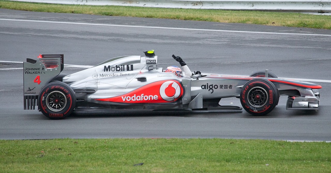 Jenson Button 驾驶 McLaren 完成 2011 年加拿大大奖赛胜利圈